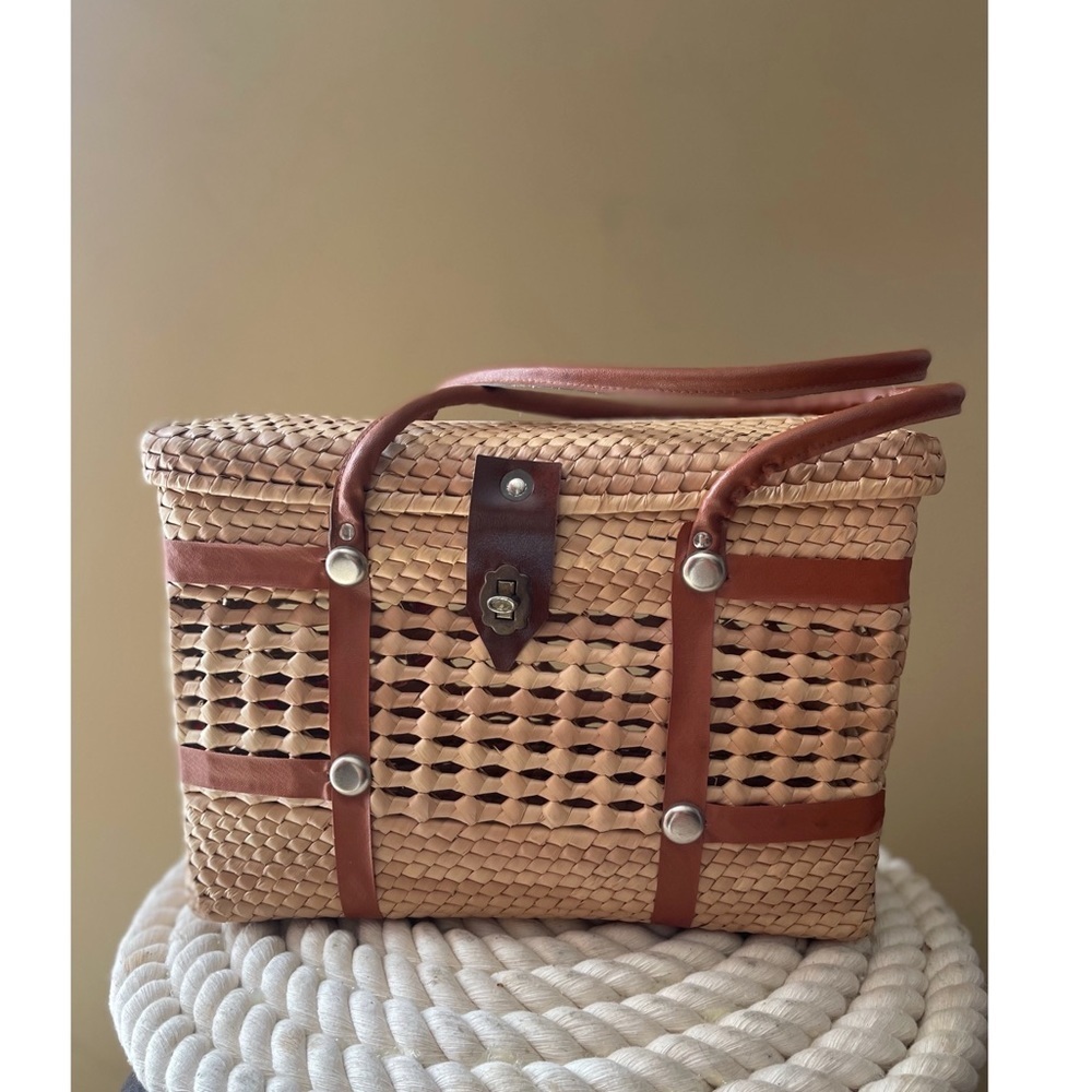 VINTAGE wicker picnic basket/purse